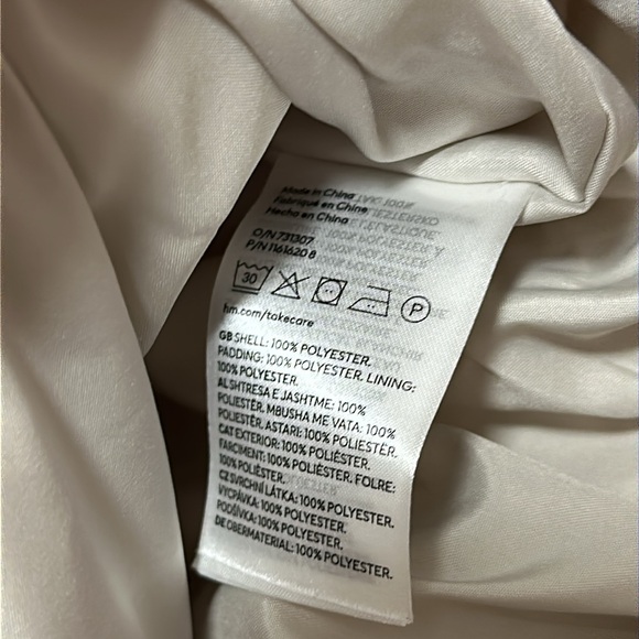 H&M Cream Puffer Jacket (size XS) - Picture 4 of 5
